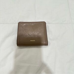 Fossil Logan Small Bifold Leather Wallet in Taupe Gold Hardware Womens